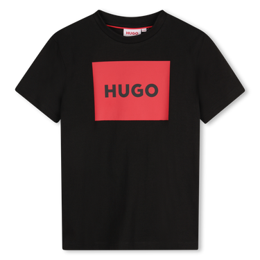 HUGO Playera para niño y adolescente negra logo al frente en colo rojo